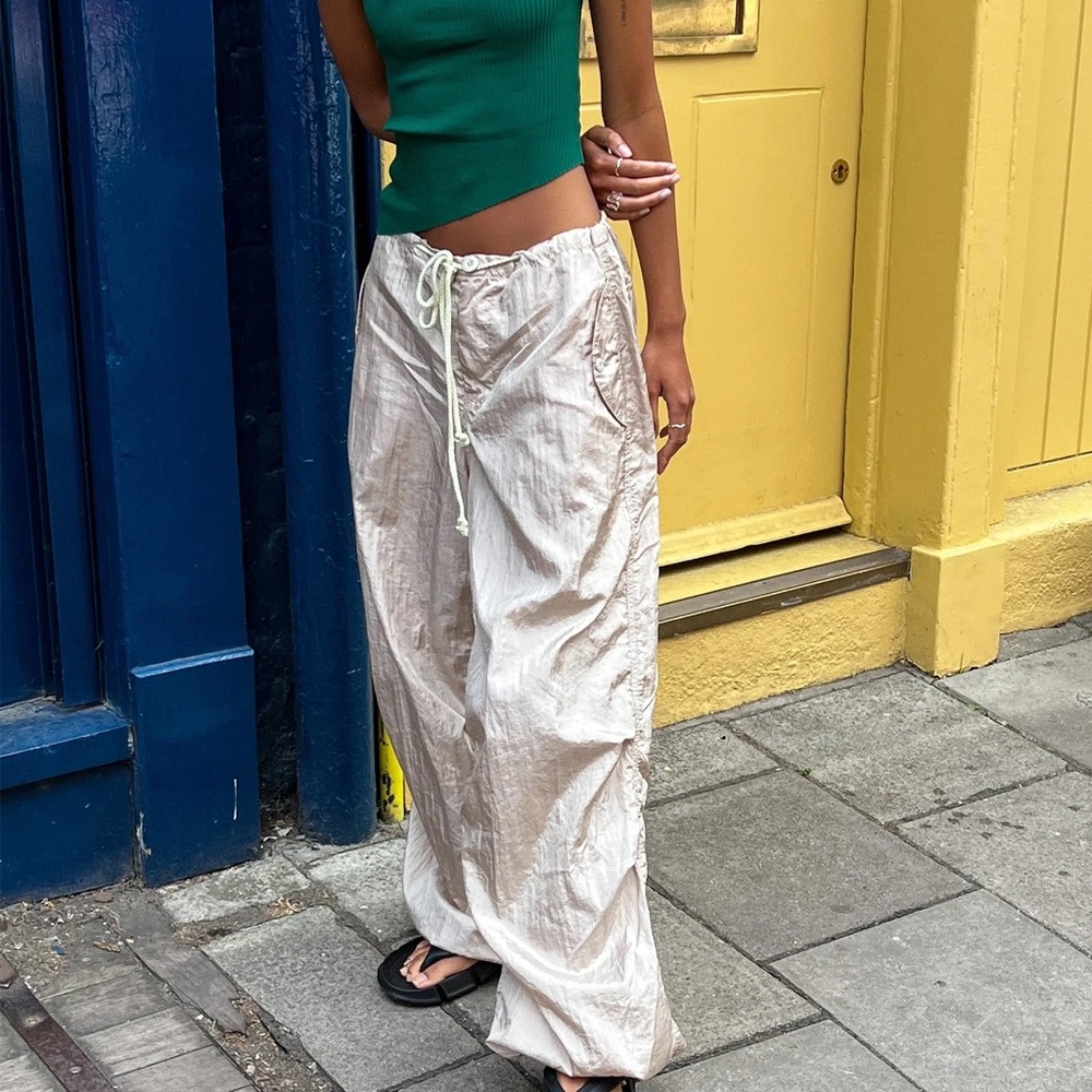 NWT motel rocks parachute trouser in “almond milk”